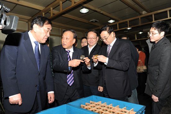 中國紡織工業聯合會王天凱會長、高勇副會長、徐文英副會長視察同和公司，并與崔桂生董事長親切交流